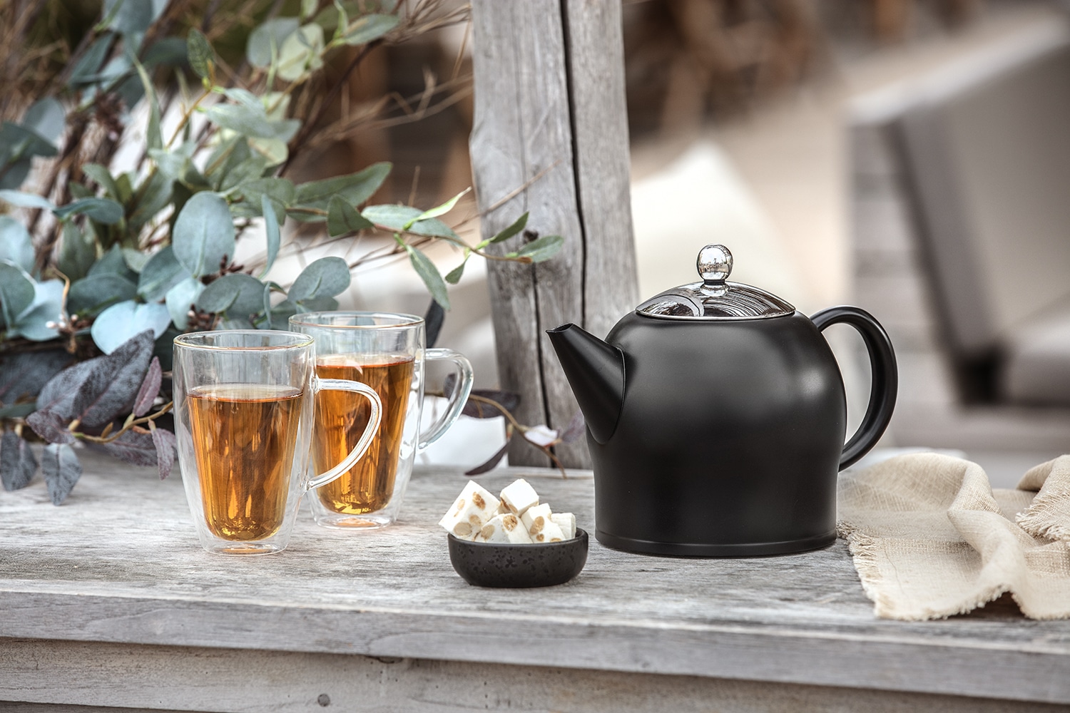 Dubbelwandige theeglazen met theepot