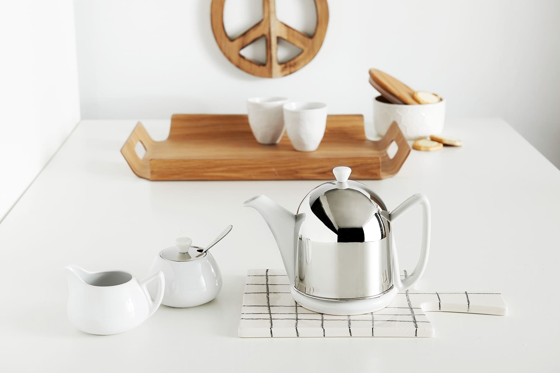 Witte theepot in een wit interieur